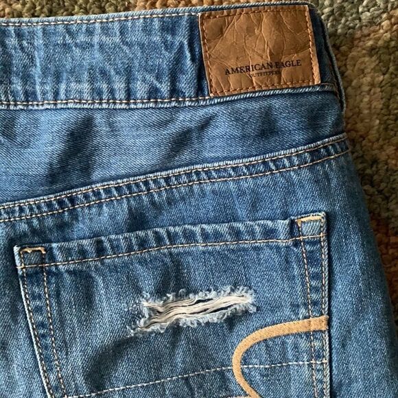EUC WOMEN’S SIZE 8 AMERICAN EAGLE DISTRESS TOMGIRL SHORTIE JEAN SHORTS - Picture 7 of 9